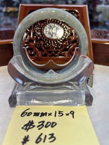 A round glass plate with a brown and white design.