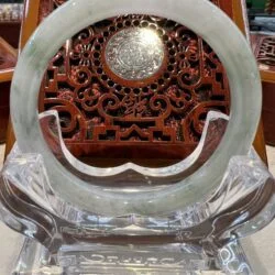 A round glass plate with a decorative design on it.