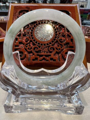 A round glass plate with a decorative design on it.