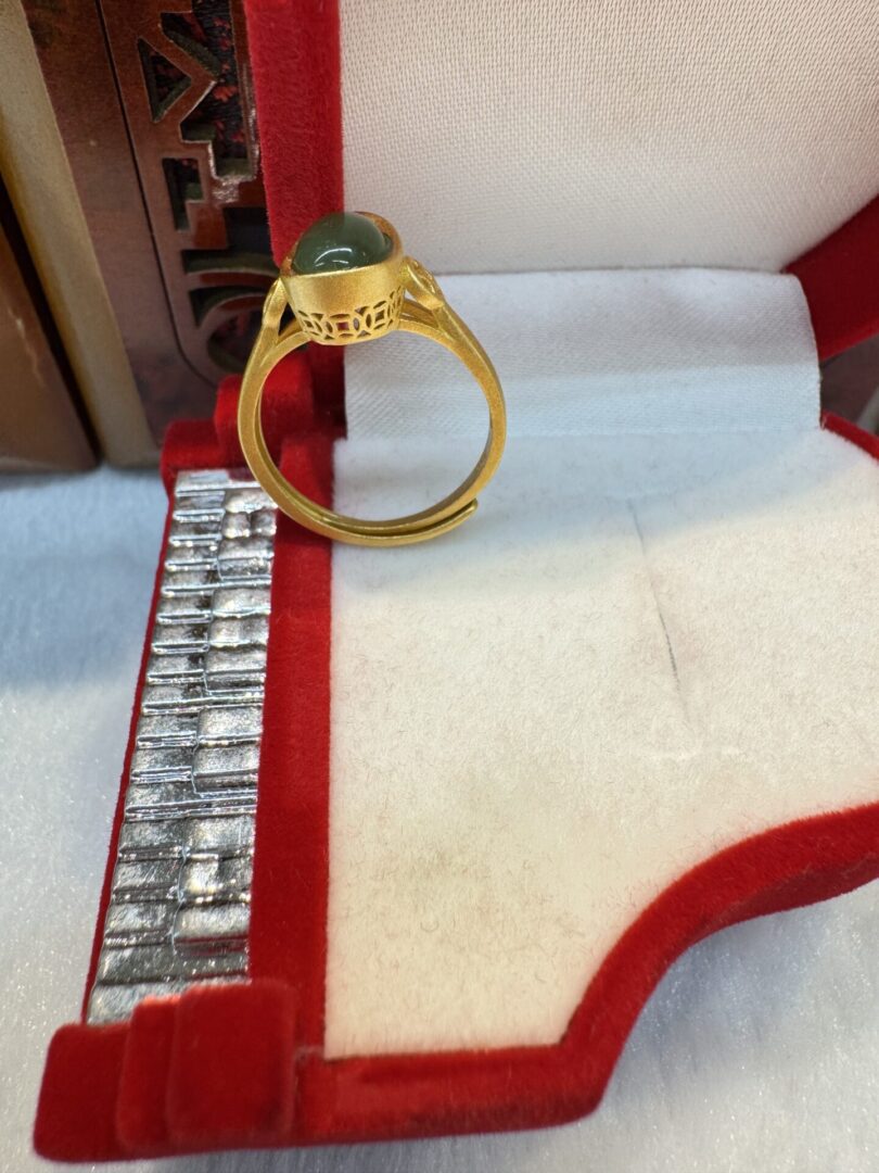 Side profile of gold ring showing filigree gallery